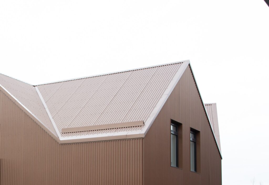 Brúnt hús með ál þakklæðningu