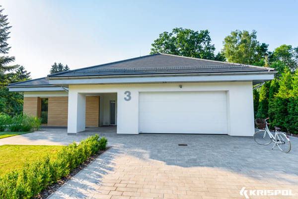 Hús með bílskúr og bílskúrshurðshurð