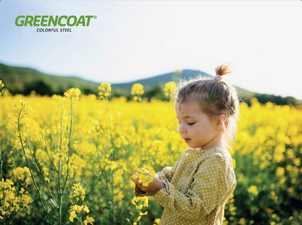 Stelpa stendur á velli repjublóma