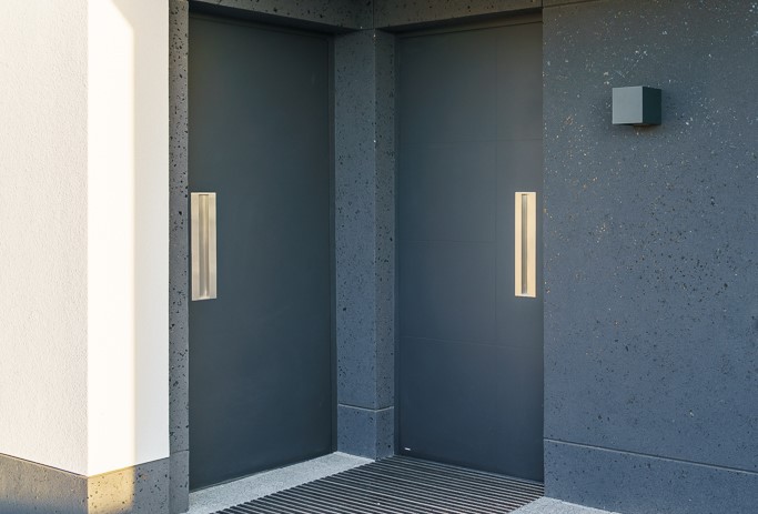 Málm gönguhurð á húsi