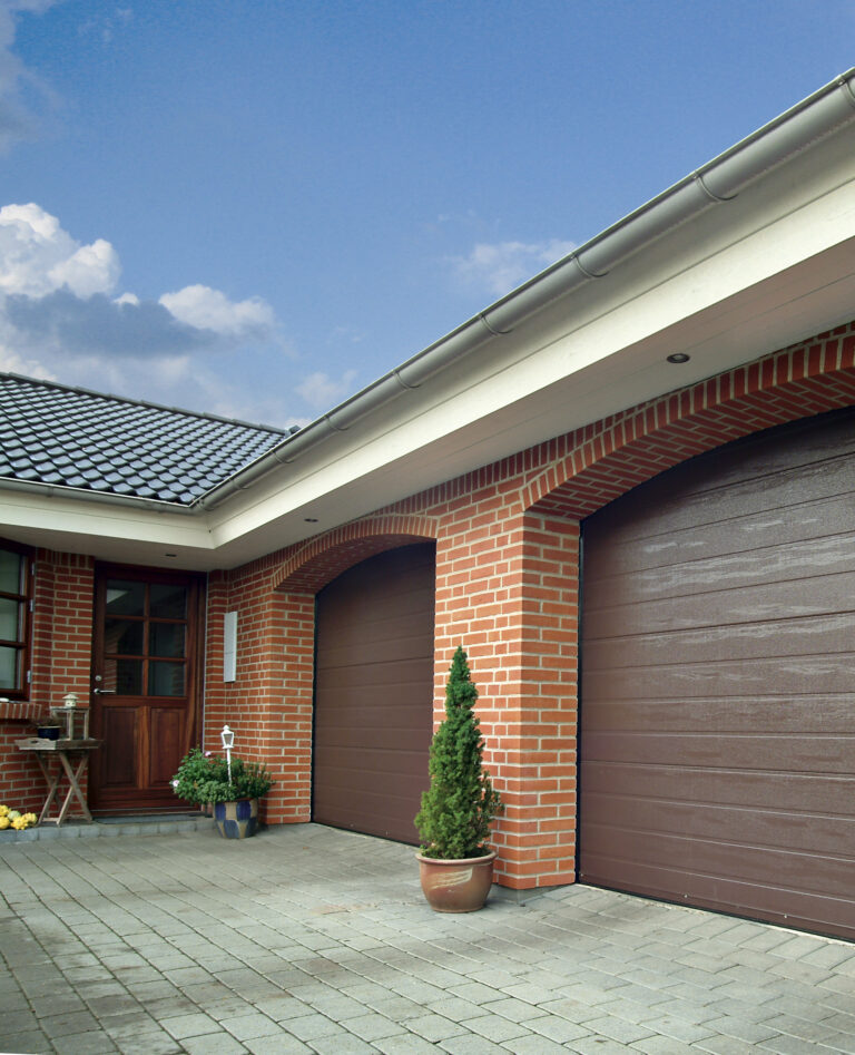 brúnt steinhús með brúnni bílskúrshurð