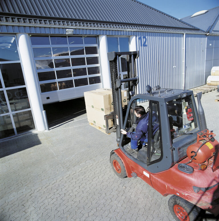 Iðnaðarhurð og lyftari