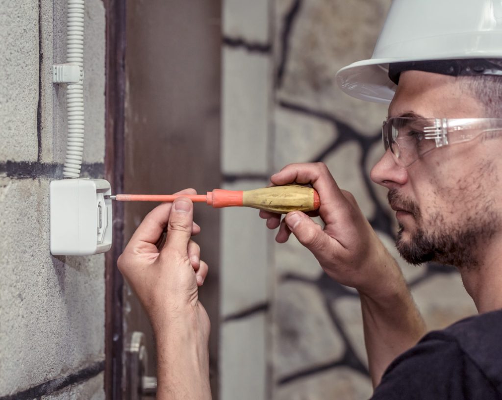 Maður að setja upp Iðnaðarhurð